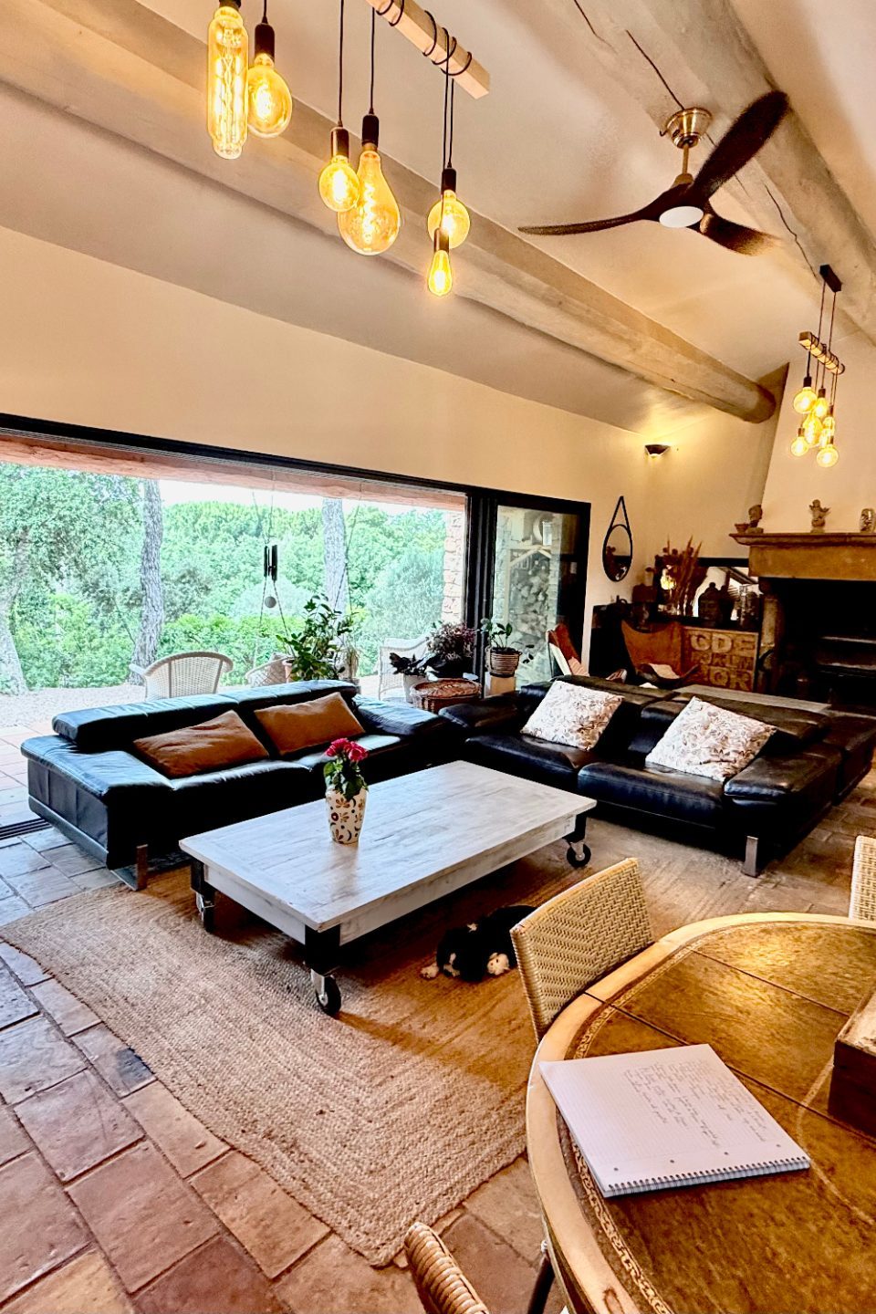 Spacious living room fireplac