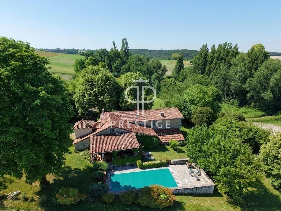 Farmhouse with Pool and Countryside Views